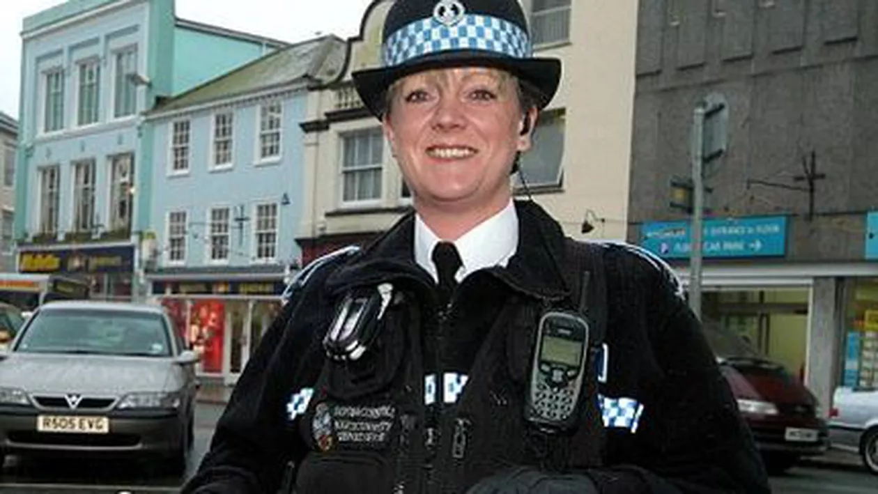 O polițistă britanică s-a sinucis după ce i-a trimis din greșeală soțului un sms destinat amantului