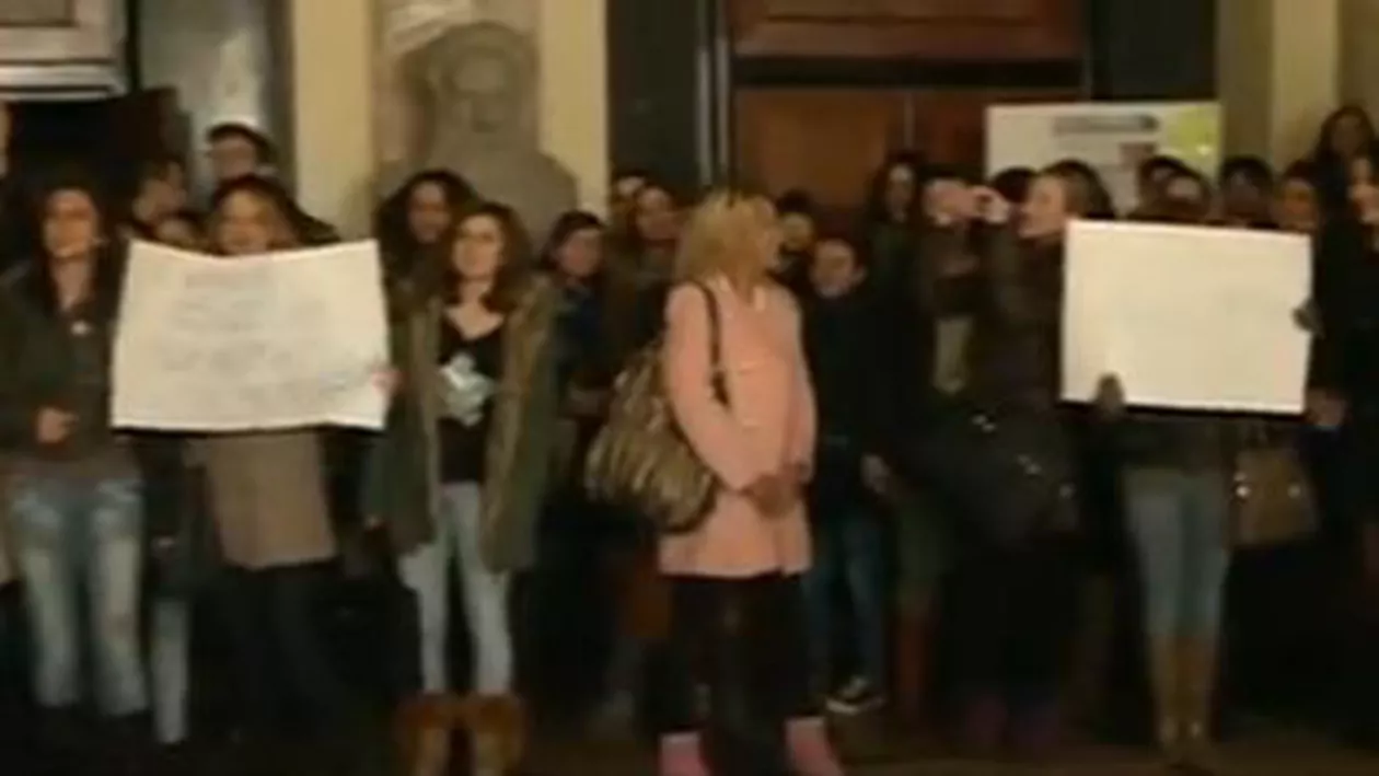Protest la Universitatea București: Peste 100 de studenți cer demisia președintelui Senatului instituției