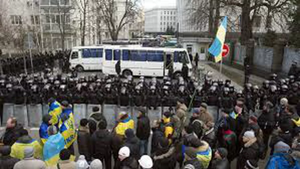 Mii de oameni continuă protestele în Kiev. Ministrul german de Externe: UE menține ușile deschise pentru Ucraina