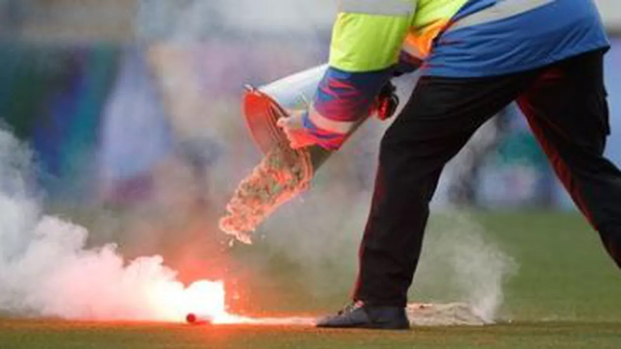 O fată de 16 ani, arestată în Scoţia după ce a aruncat o torţă pe teren la un meci