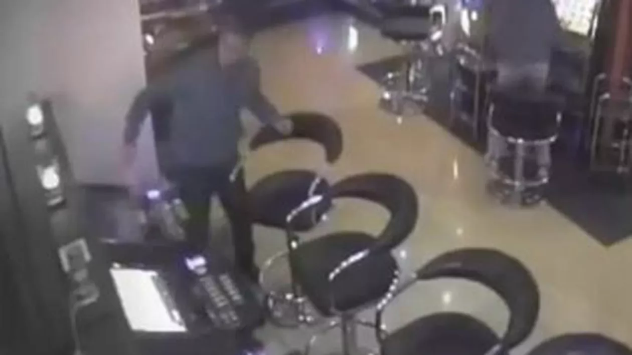 Un bărbat a distrus un casino din Timișoara cu o toporișcă, fiind nervos după pierderile la jocurile de noroc (VIDEO)