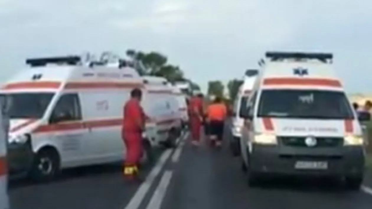 Cluj: Patru persoane rănite după ce o maşină a intrat într-un autobuz parcat