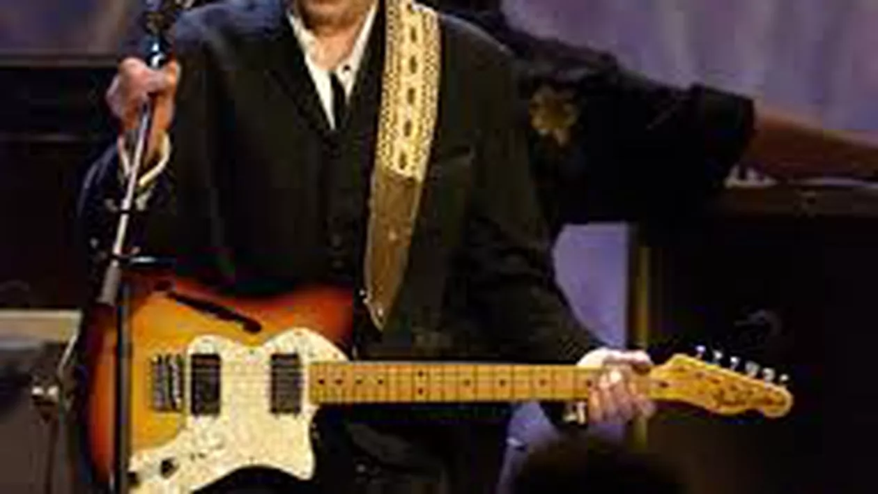 O chitară electrică a lui Bob Dylan, vândută la licitaţie pentru suma record de 965.000 de dolari