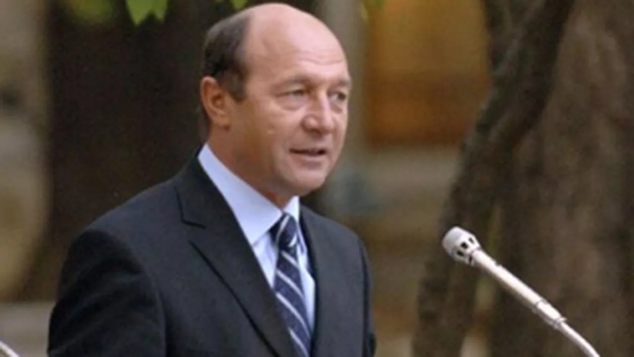 Traian Băsescu, în supermarket: Nu s-a ieftinit pâinea după reducerea TVA