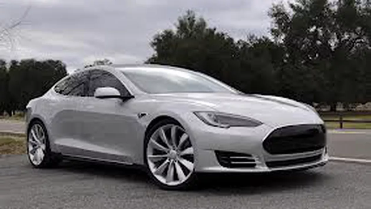 Automobil Tesla de peste 100.000 de dolari, cumpărat cu 91 de bitcoini