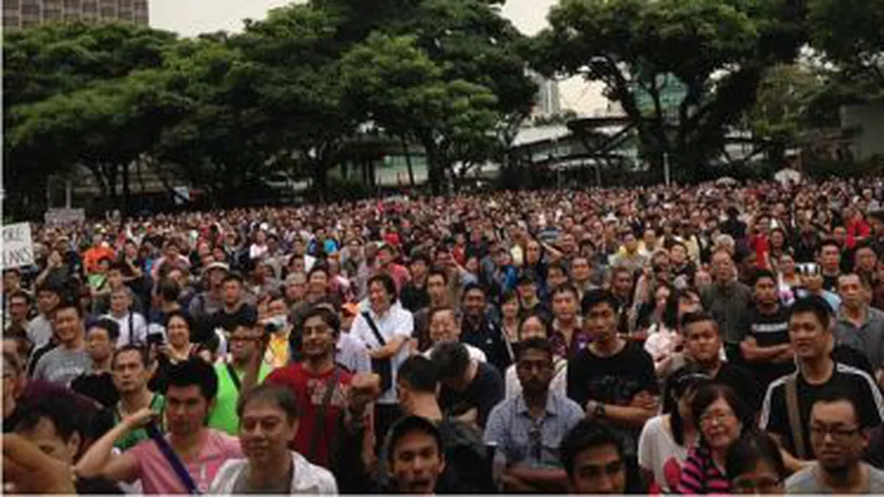 Revolte violente în Singapore: 18 persoane au fost rănite, iar trei mașini de poliție au fost arse