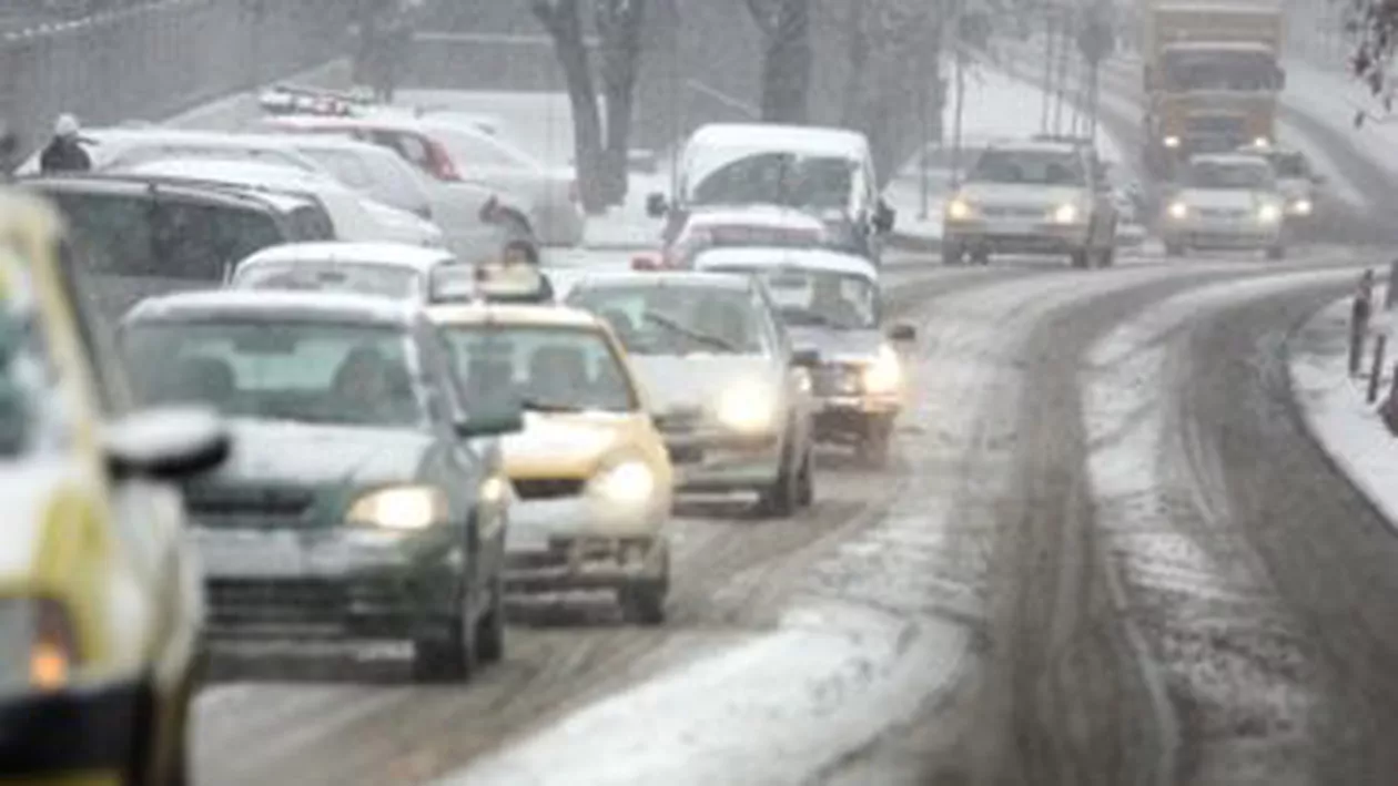 Trafic de iarnă pe cinci Drumuri Naționale: Stratul de zăpadă depășește trei centimetri pe carosabil