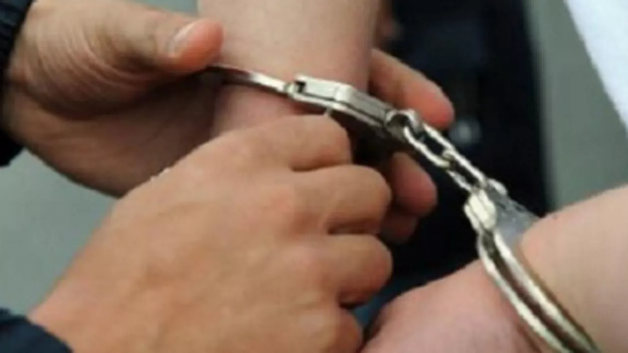 Târgoviște: Cinci persoane acuzate de trafic de droguri de risc au fost arestate preventiv