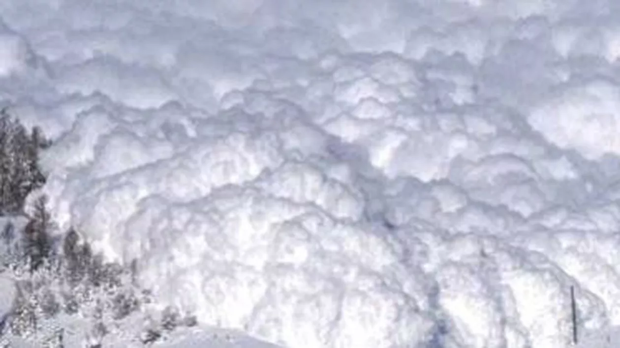 Risc de avalanșe în masivele Parâng și Retezat, după ce vântul a viscolit ninsoarea
