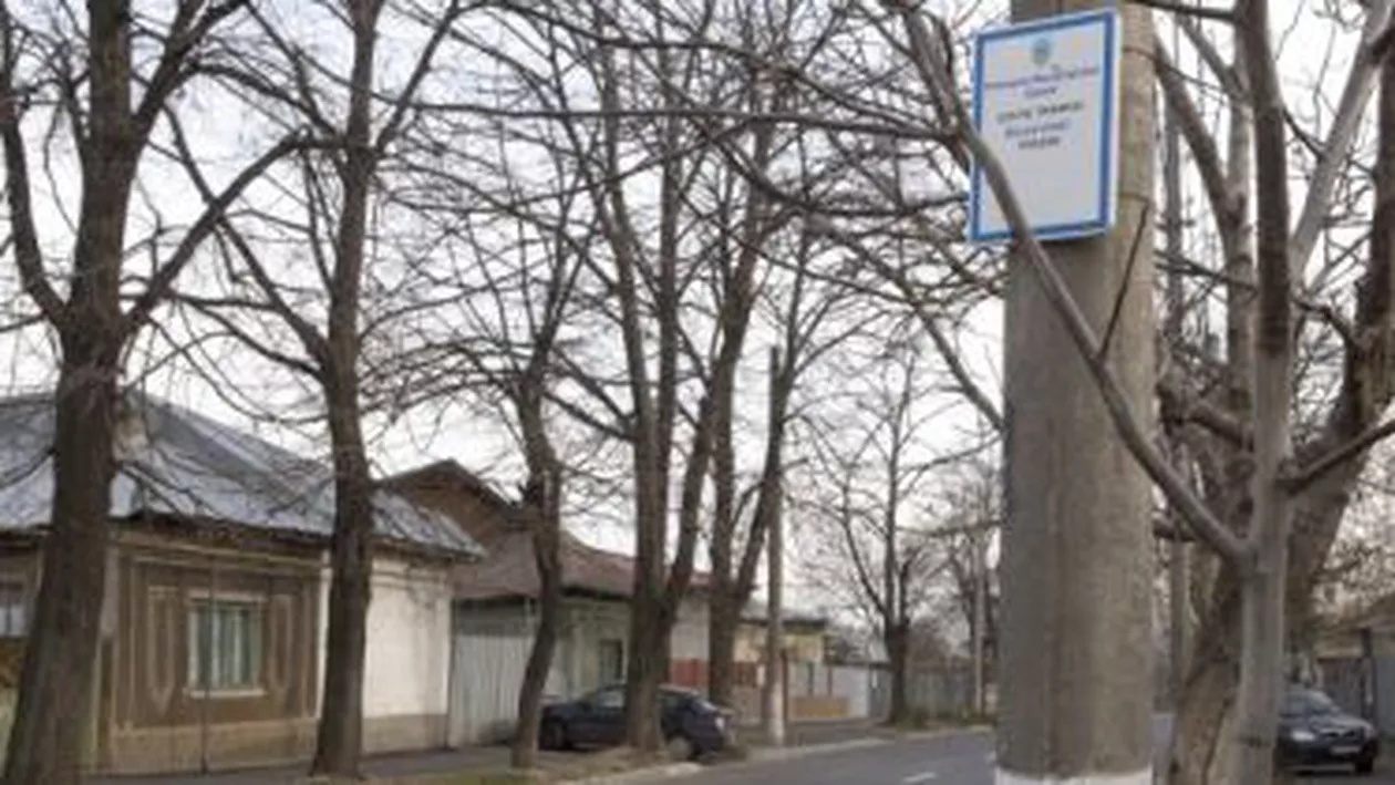 Gălățenii, păcăliți de un indicator: Așteaptă tramvaiul pe o stradă unde nu mai există șine pentru mijlocul de transport