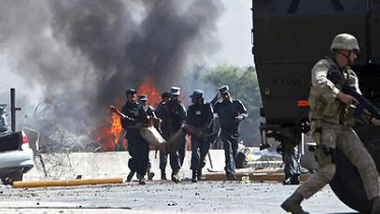 Un sinucigaș cu bombă a atacat un convoi militar în apropiere de aeroportul din Kabul