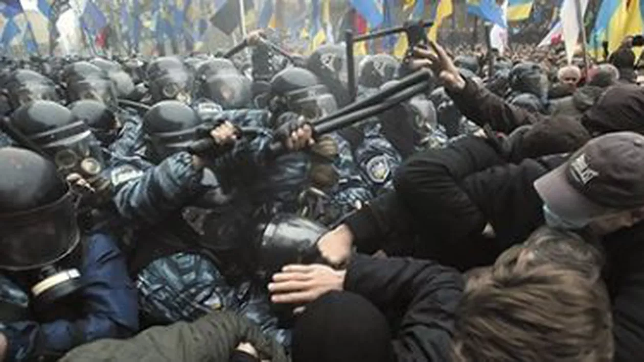 Kiev: Confruntări între poliție și manifestanți în fața primăriei