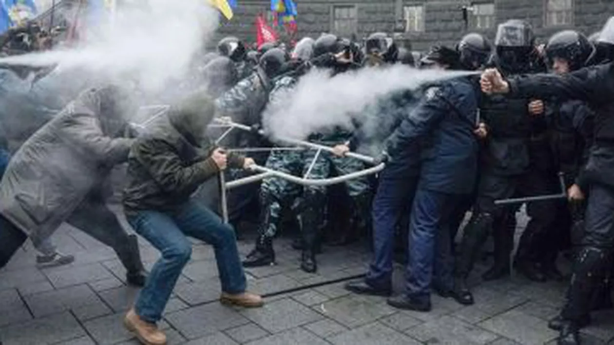 UE critică utilizarea forței armate împotriva manifestanților pașnici din Ucraina