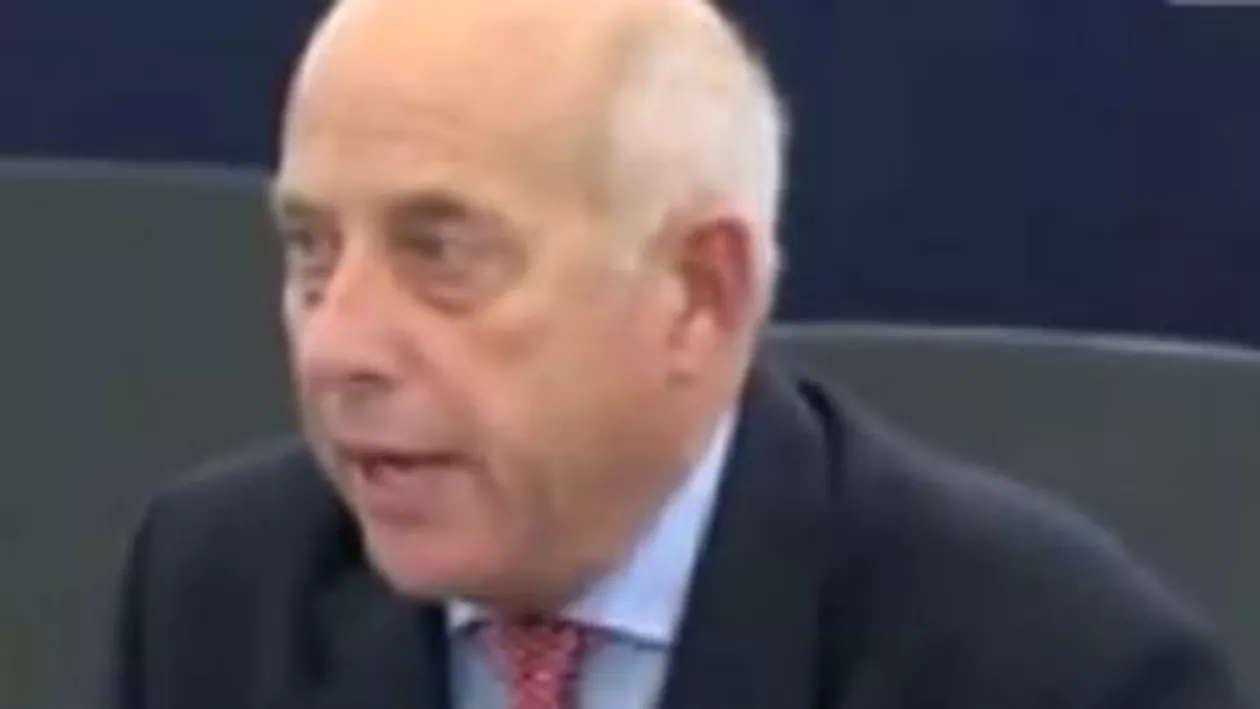 Eurodeputatul Godfrey Bloom și-a acuzat colegii din PE de hoție: Nu va mai dura mult până când oamenii vă vor spânzura! (VIDEO)