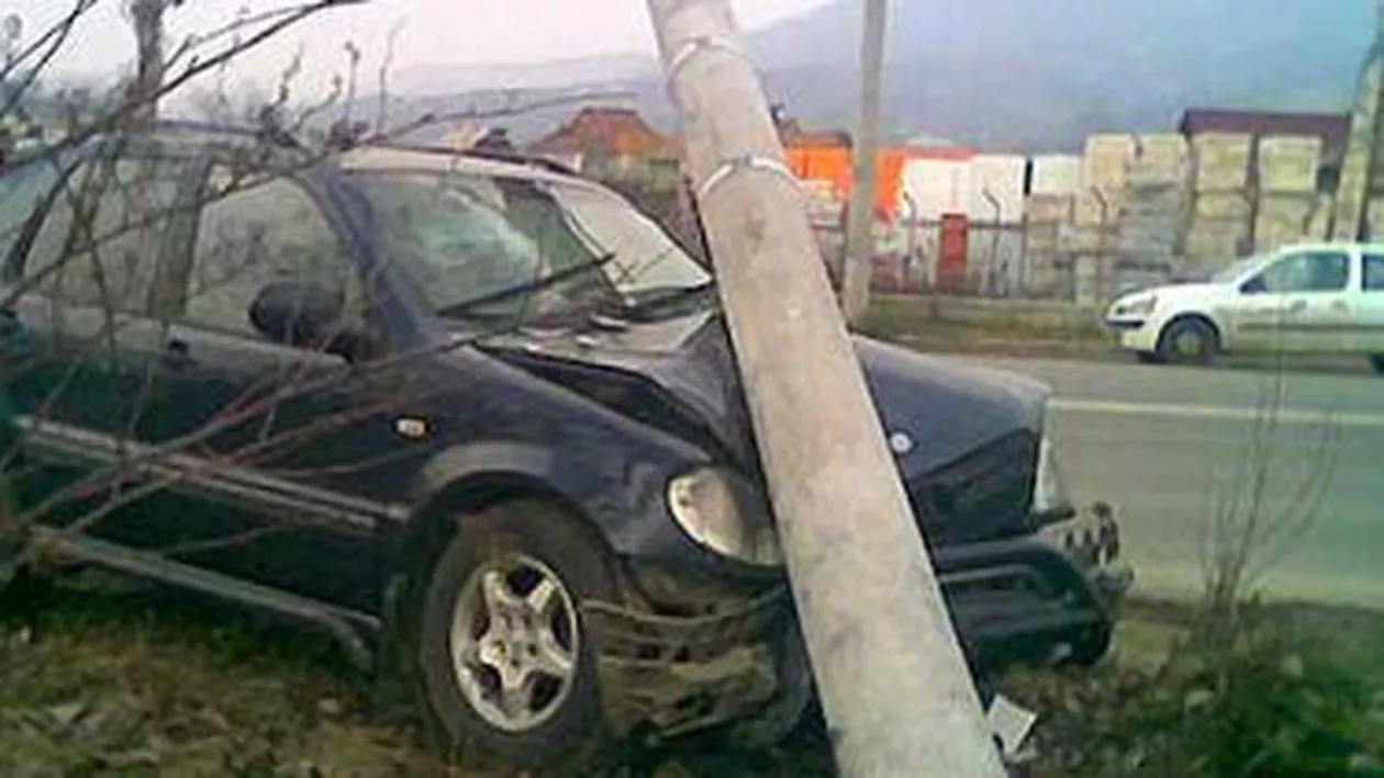 Timiș: Două persoane au murit după ce mașina în care se aflau a intrat într-un stâlp