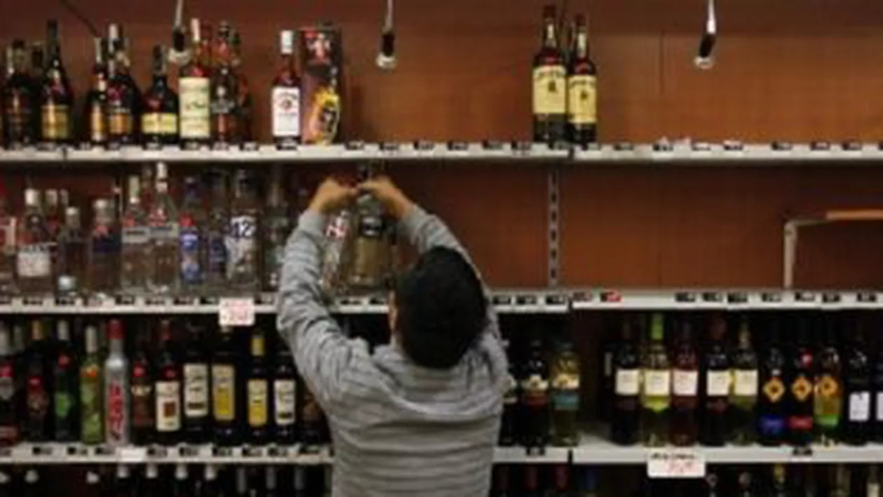 Poliţiştii au confiscat 7.600 litri de alcool contrafăcut şi 200.000 de lei în urma unor descinderi