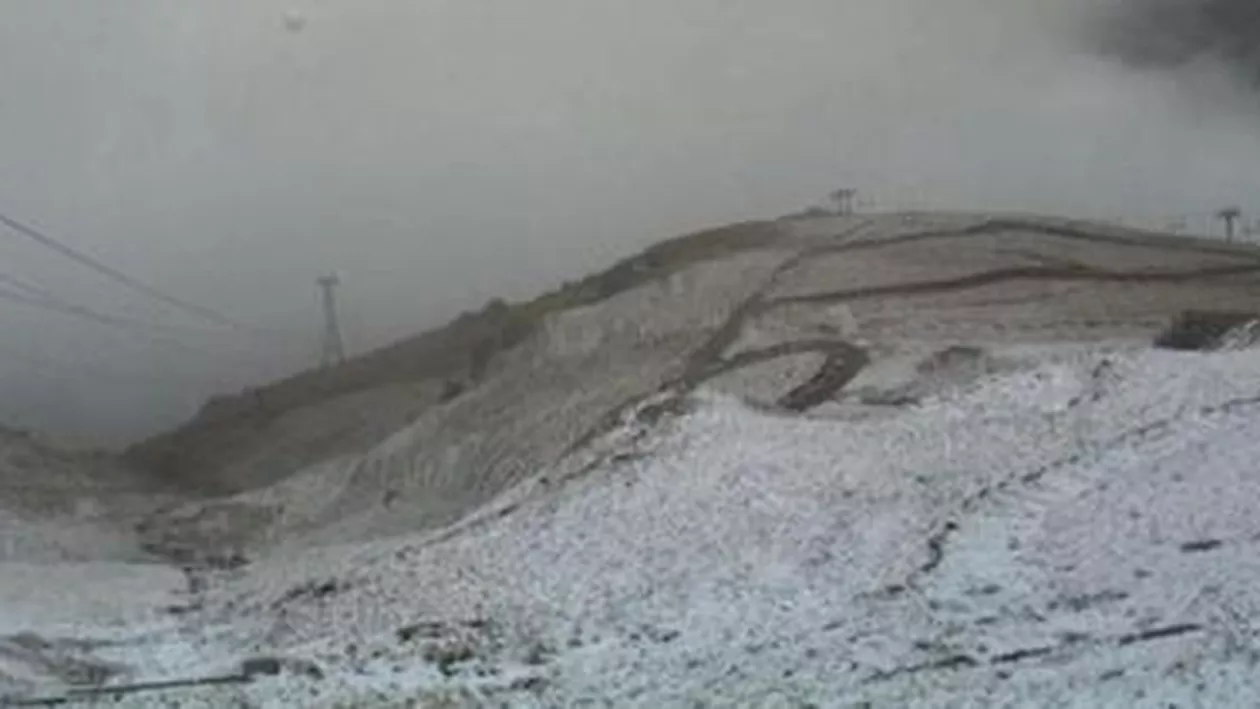 Autocar cu 20 de elevi bucureșteni, înzăpezit pe Transalpina