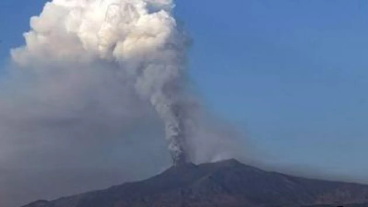 Sicilia: Aeroportul de la Catane, închis în urma unei erupții a vulcanului Etna