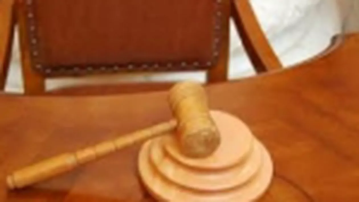 Procuror din Caracal, trimis în judecată după ce a luat 11.000 de euro pentru a interveni la un alt magistrat