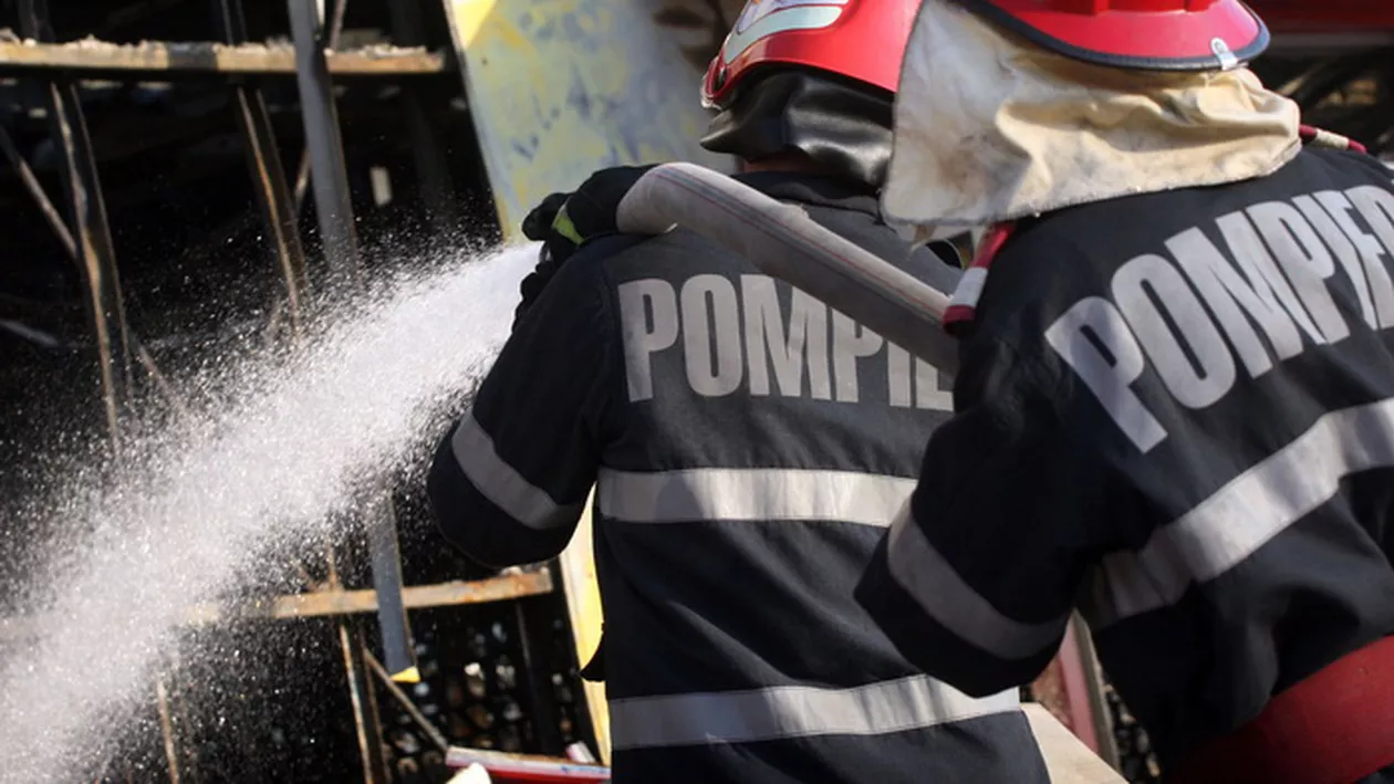 Bacău: Locatarii unui bloc, între care şi copii, evacuaţi din apartamente în urma unui incendiu