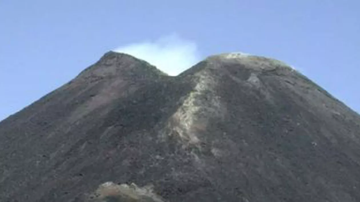 Vulcanul Etna și-a întrerupt erupția: Aeroportul din Catania a fost redeschis