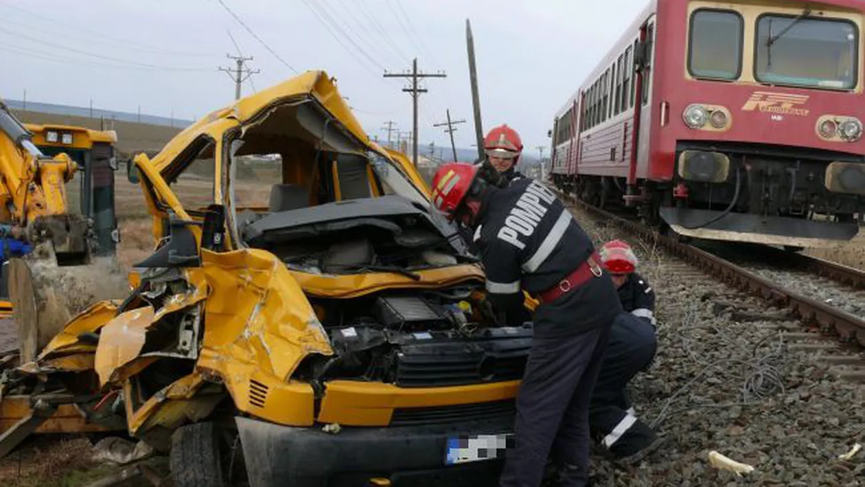 Mureș: O mașină a fost lovită de un tren de călători. Șoferul a murit pe loc