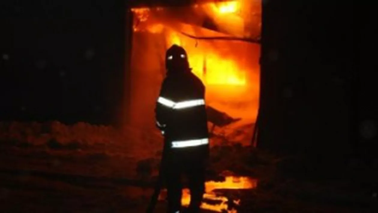 O persoană a fost rănită, într-un incendiu izbucnit într-o casă din București