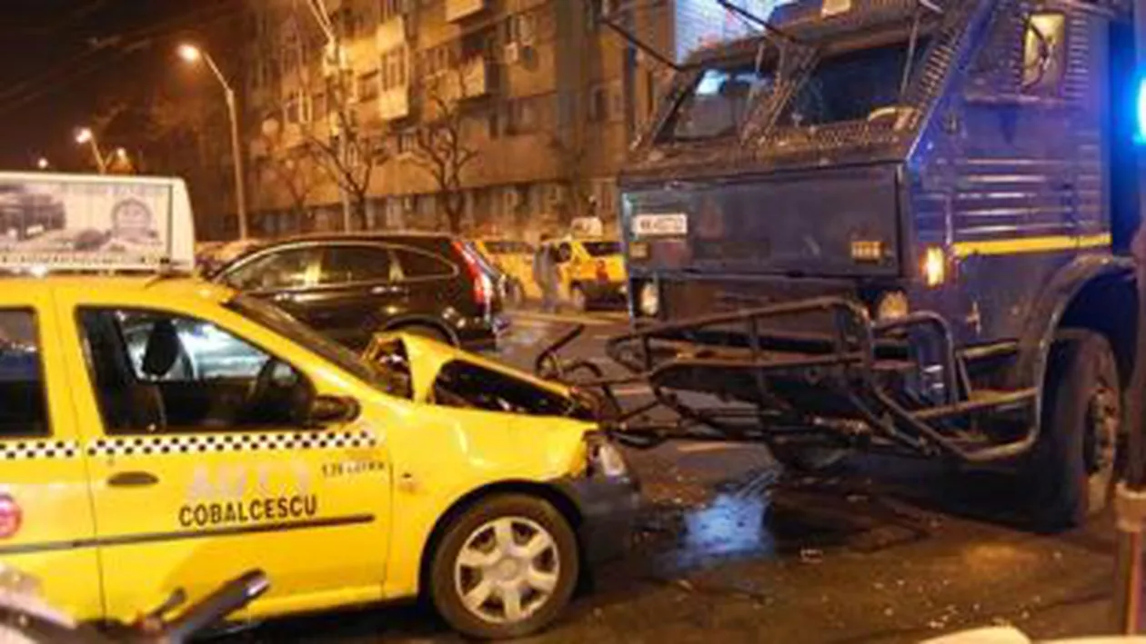 București: Două persoane rănite, după ce taxiul în care se aflau a fost lovit de o dubă a Jandarmeriei