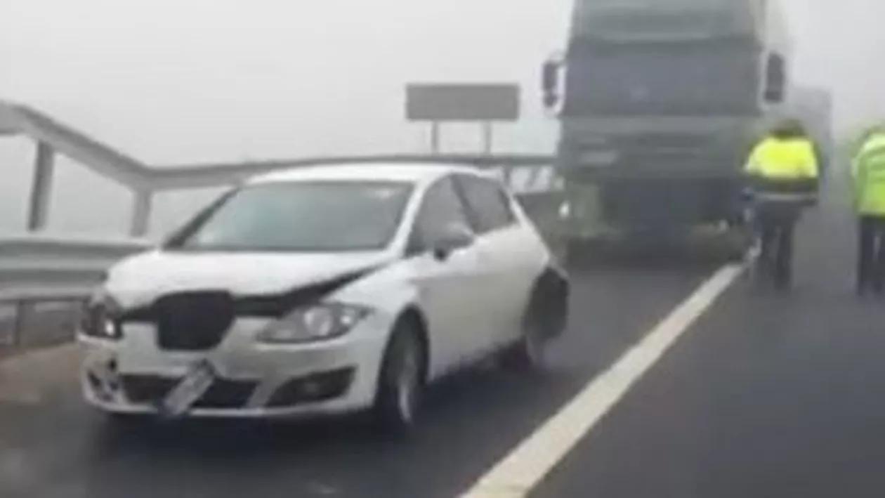 Carambol cu 31 de mașini în Alba, pe A1: Patru persoane au fost rănite