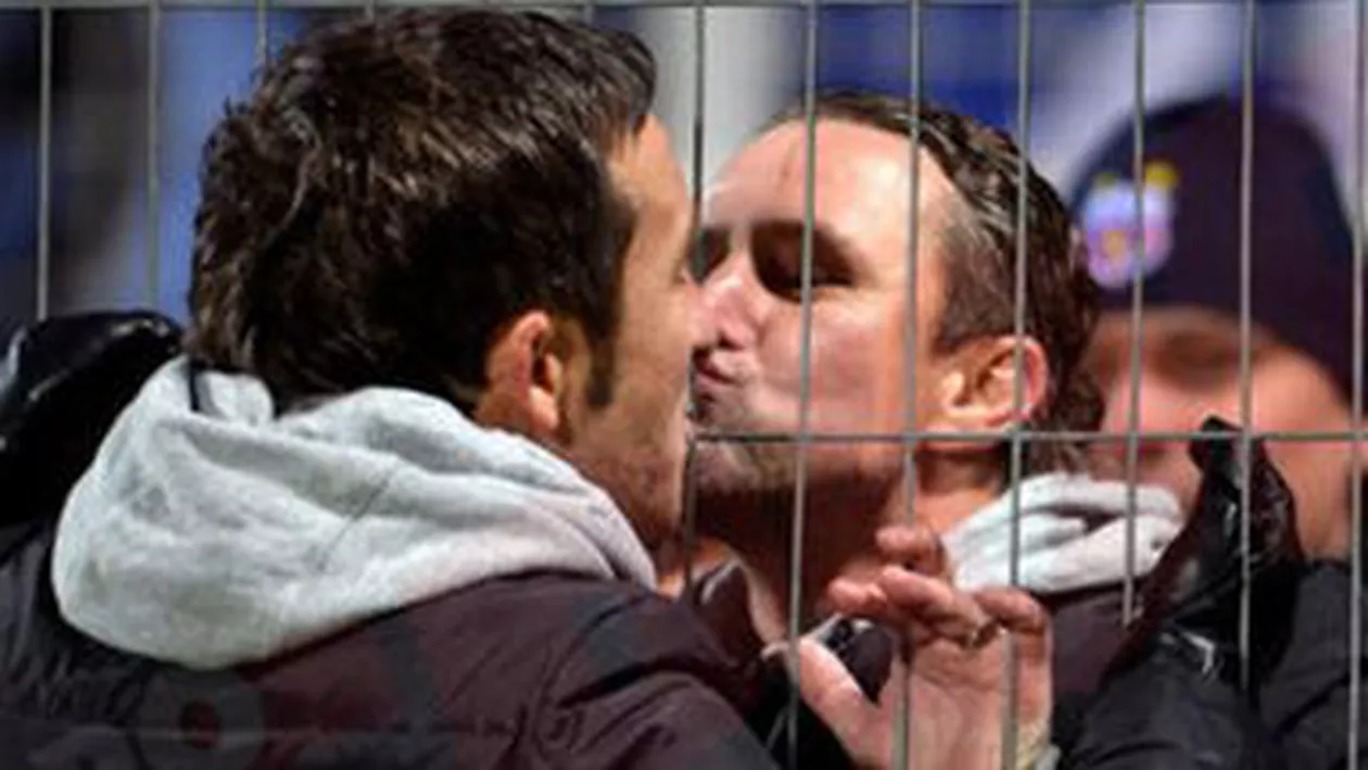 Mihai Stoica și Laurențiu Reghecampf s-au sărutat de bucurie la finalul partidei Astra - Steaua