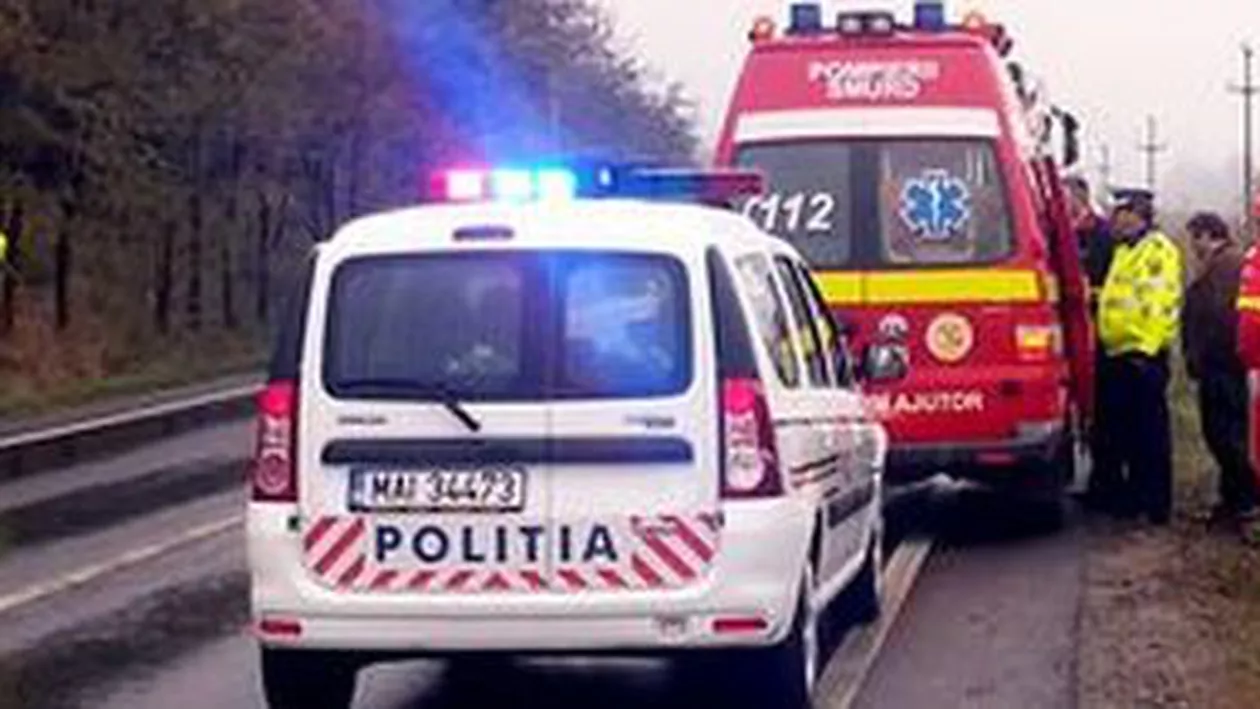 Suceava: Patru persoane au ajuns la spital după ce mașina în care se aflau s-a răsturnat într-un șanț de pe marginea drumului
