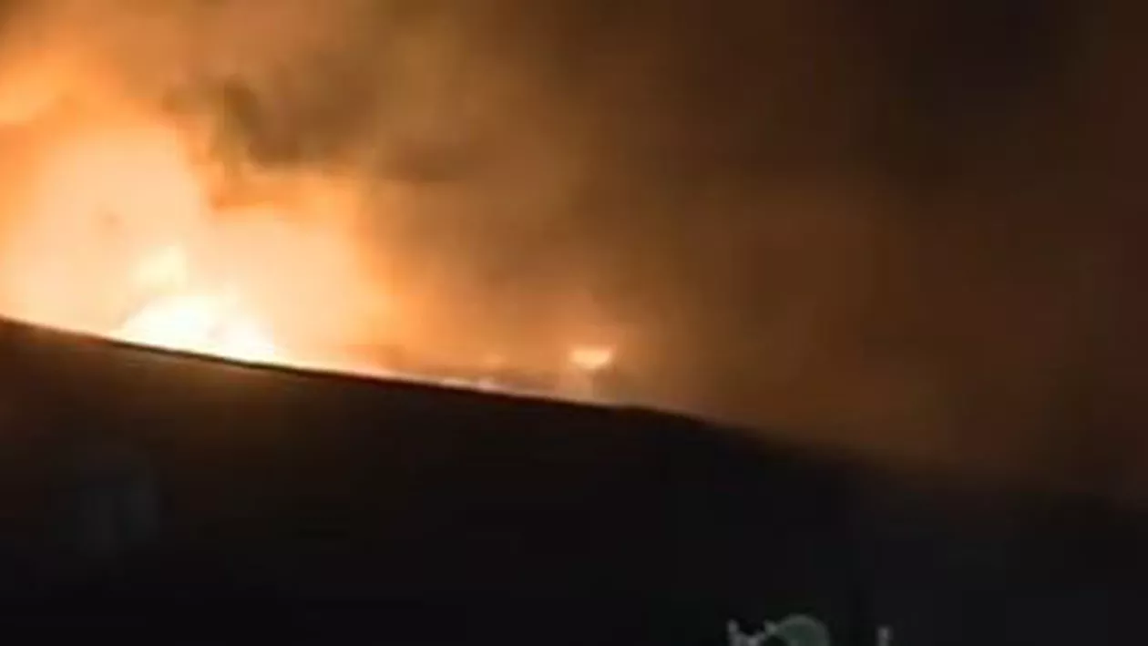 Incendiu puternic în cartierul Bucureștii Noi din Capitală: Două case și o anexă, cuprinse de flăcări (VIDEO)