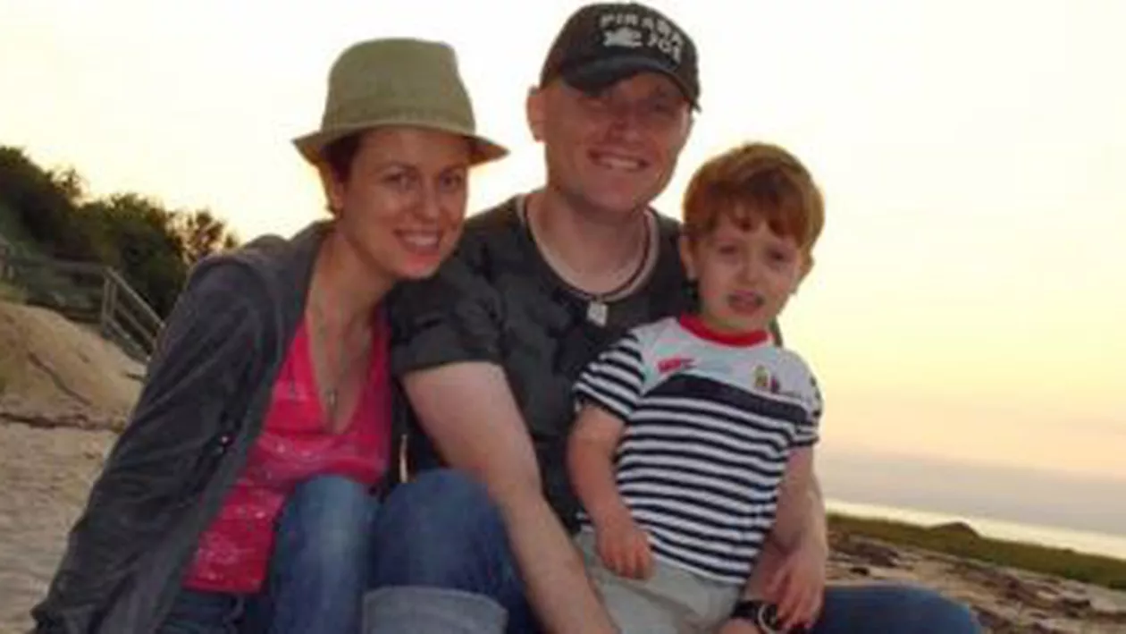 New York: Un bărbat și-a aruncat copilul de trei ani de pe acoperișul unei clădiri, după care s-a sinucis