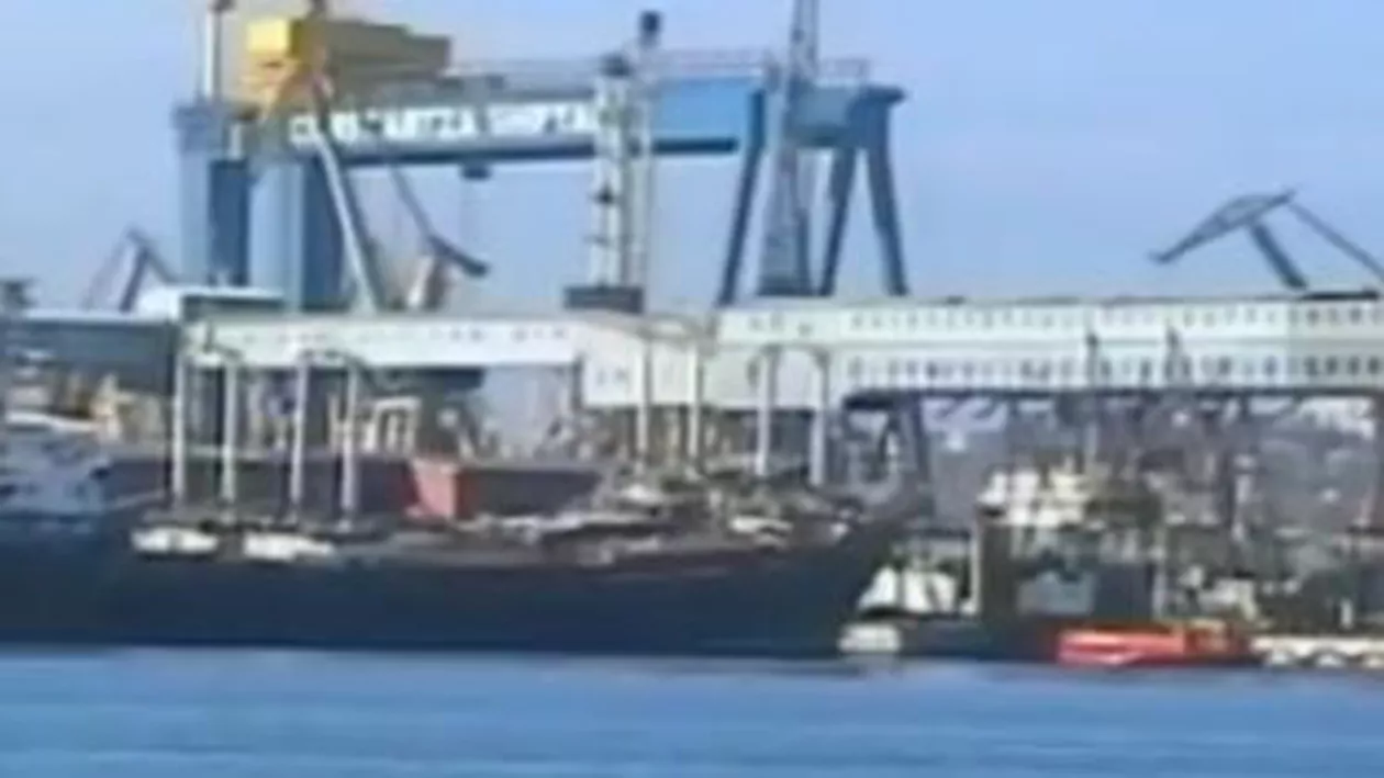 Poluare în Portul Drobeta Turnu Severin: Pete de ulei ars, observate pe Dunăre