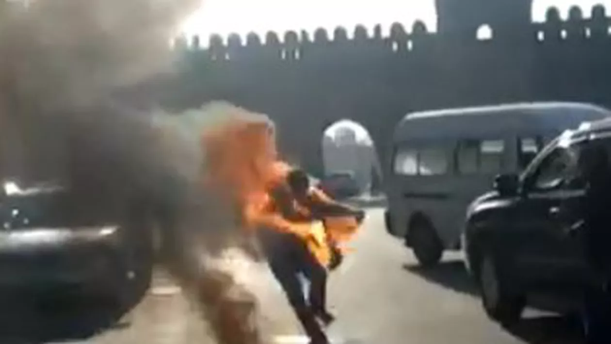 Azerbaidjan: Un veteran de război și-a dat foc pe stradă (VIDEO)