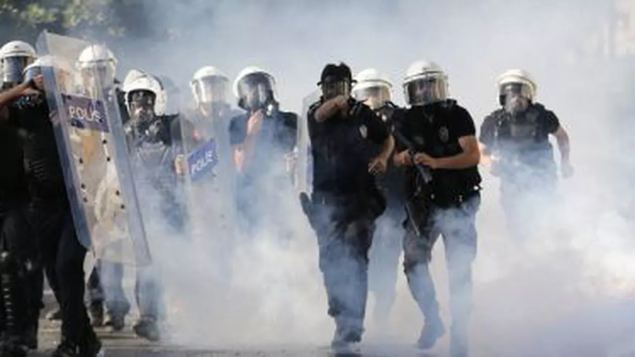 Sute de protestatari care cereau demisia premierului Recep Tayyip Erdogan, dispersați de poliția turcă