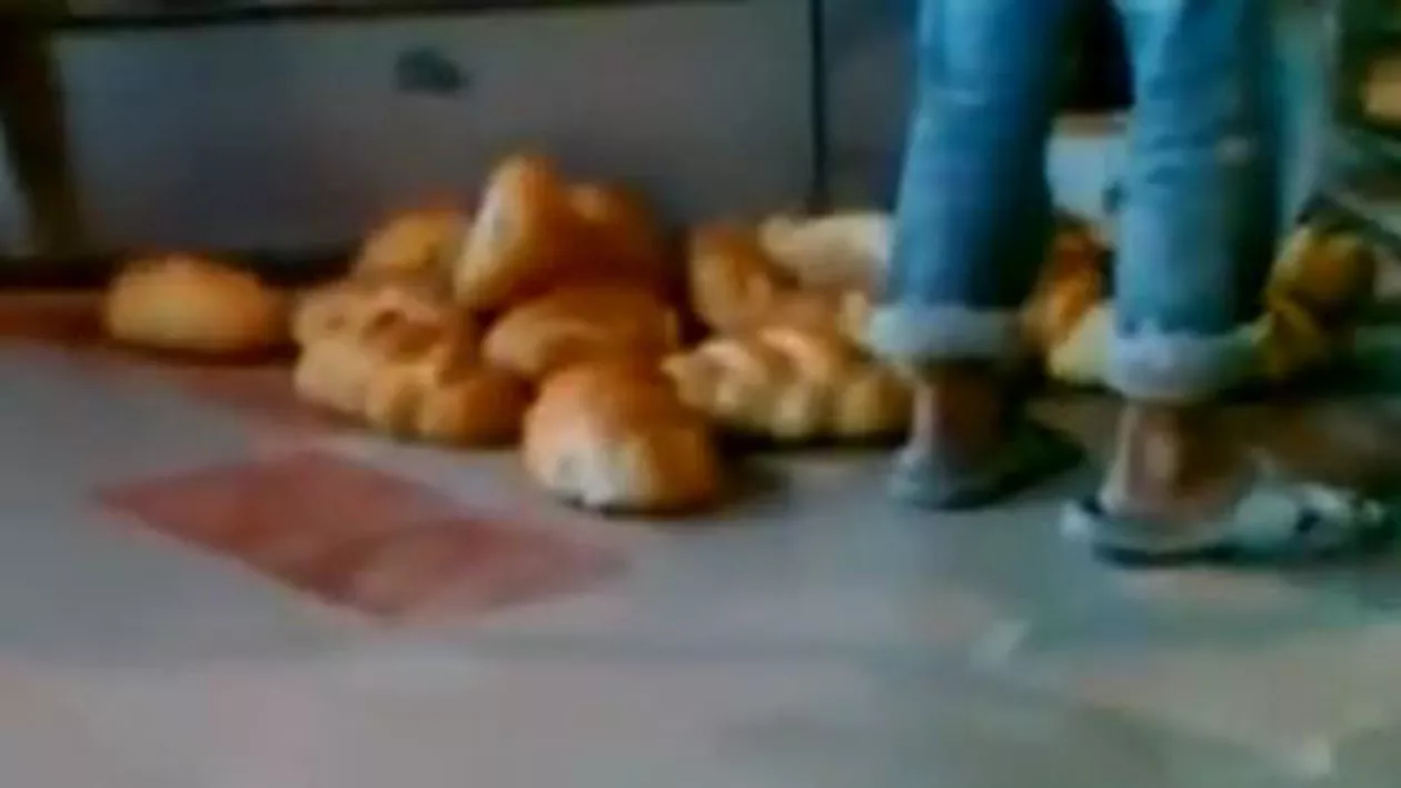 Imagini de groază: Angajații unei brutării din județul Vaslui, filmați în timp ce aruncau pâinea pe jos (VIDEO)
