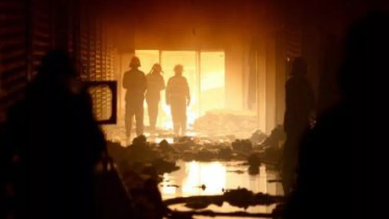 Covasna: Pompier rănit ușor într-un incendiu la un atelier de producție uși și ferestre