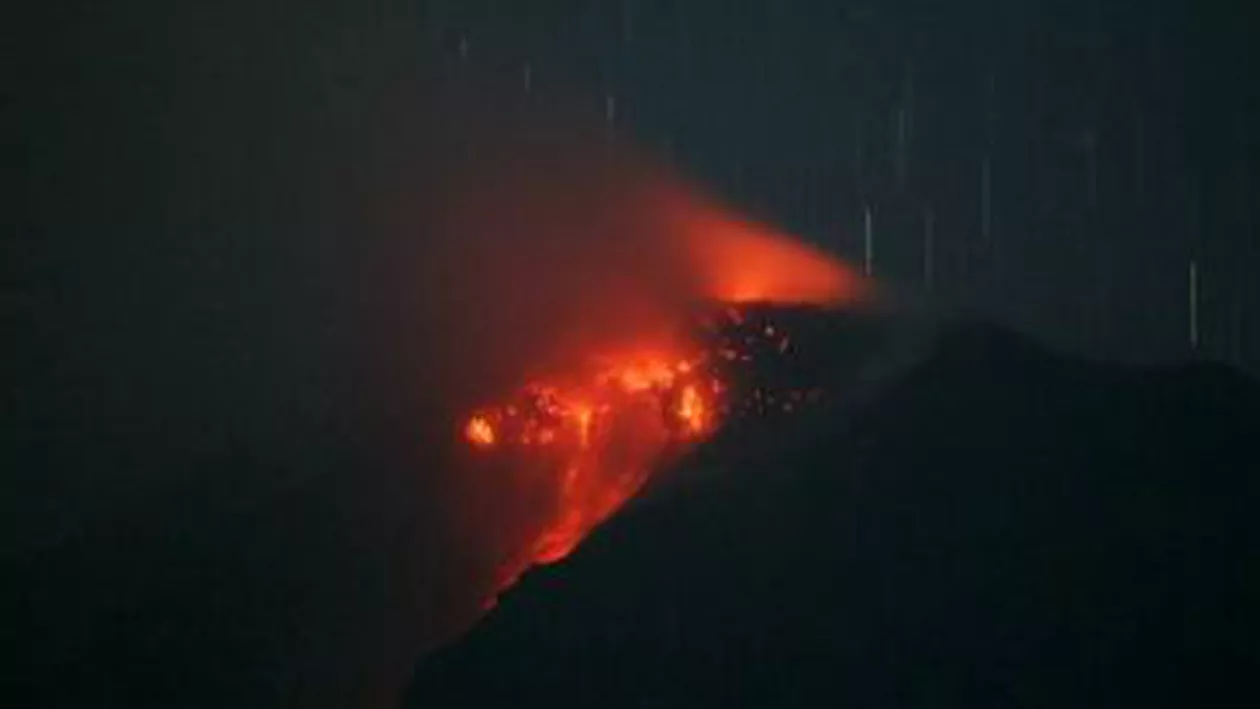 Numărul persoanelor evacuate din calea vulcanului indonezian Sinabung a ajuns la peste 20.000