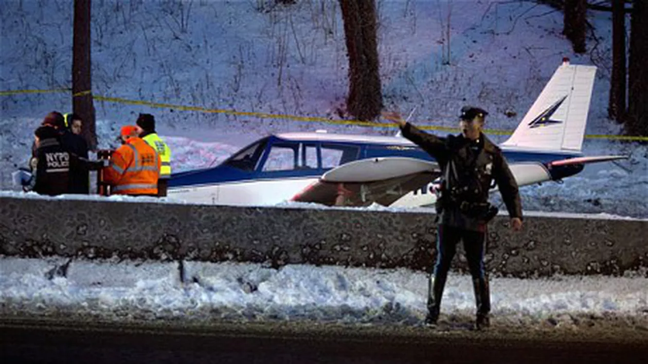 SUA: Un avion de mici dimensiuni a aterizat de urgenţă pe o autostradă în Bronx