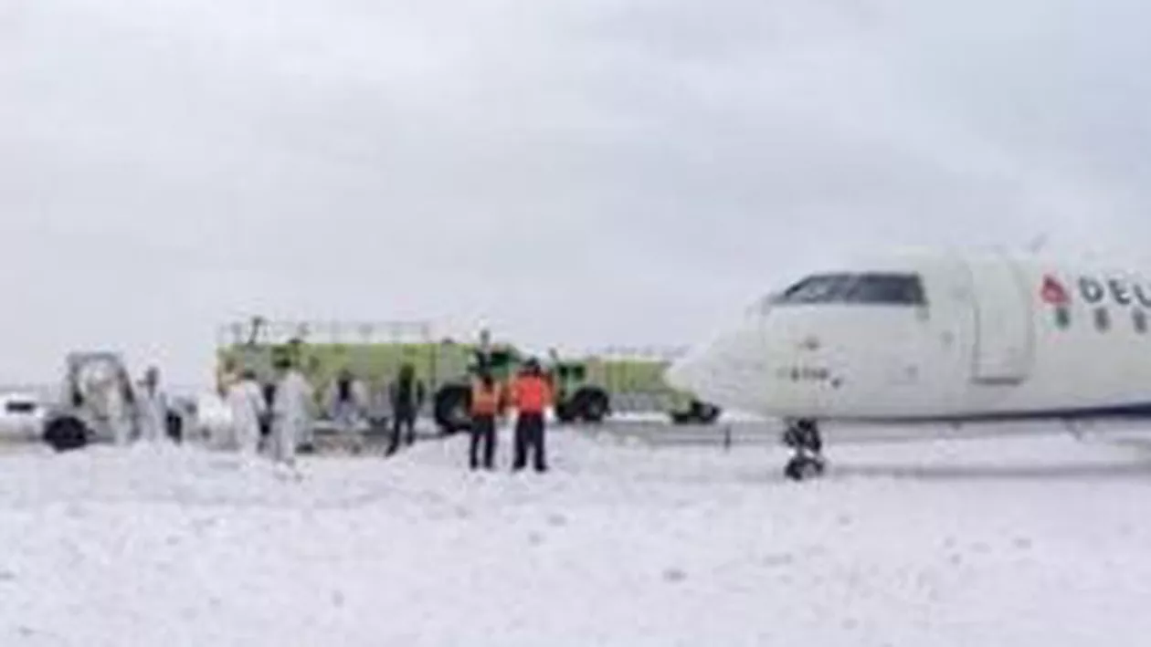 SUA: Aeroportul JFK a fost închis temporar după ieșirea de pe pistă a unui avion care a alunecat pe zăpadă
