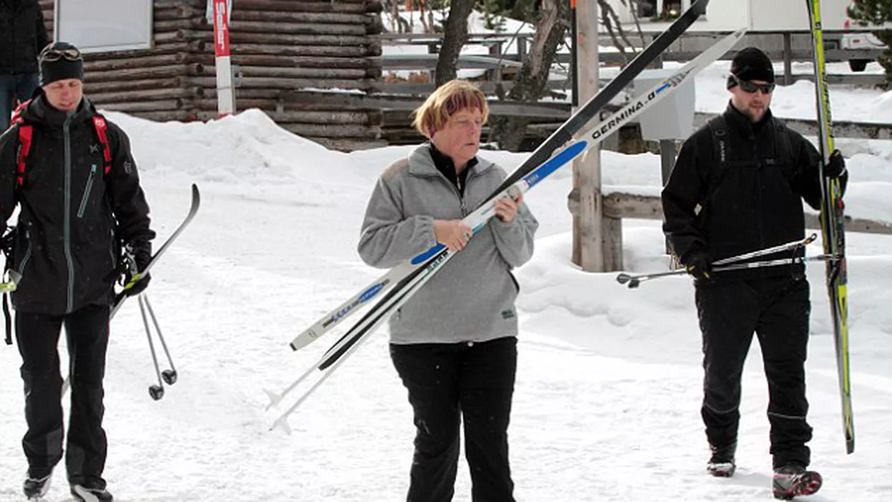 Cancelarul german Angela Merkel a căzut la schi şi s-a rănit