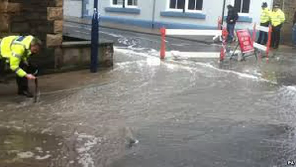 Vreme severă în Marea Britanie: Trei persoane au murit din cauza furtunii (VIDEO)