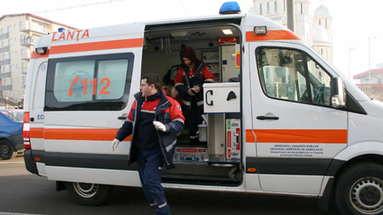 Argeș: 17 elevi, preluaţi de la şcoală de ambulanţe după ce s-ar fi intoxicat din cauza unor bomboane