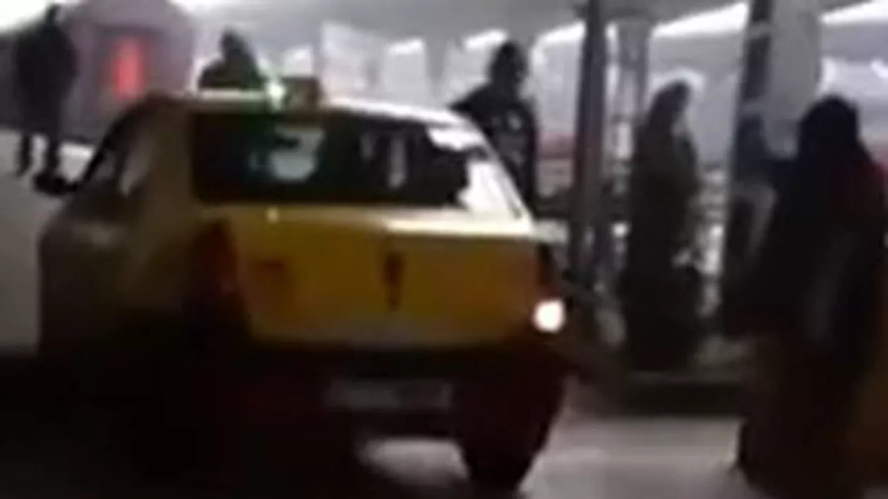 Un taximetrist a intrat cu mașina pe un peron al Gării de Nord din București (VIDEO)