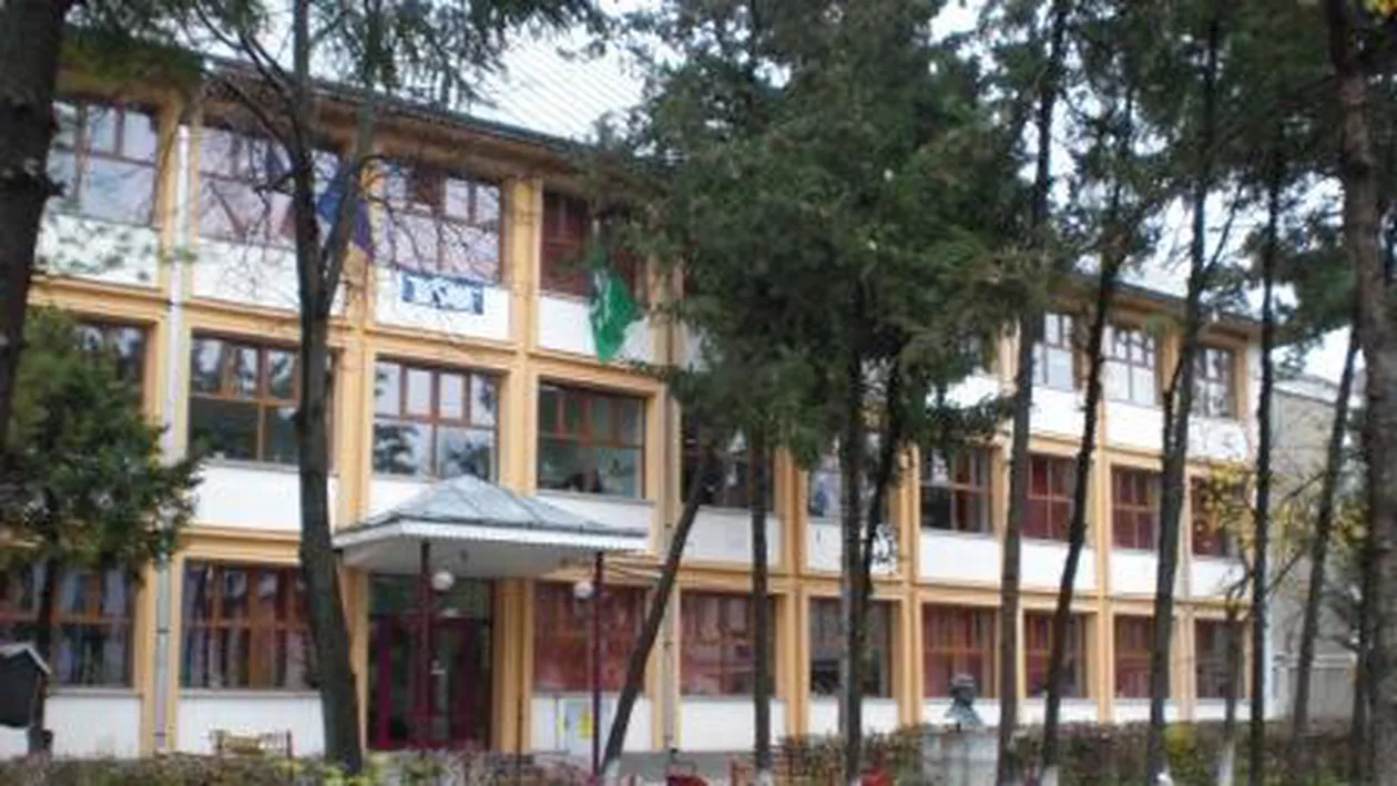 Pașcani: Profesor acuzat că le cere bani elevilor pentru motivarea absenţelor