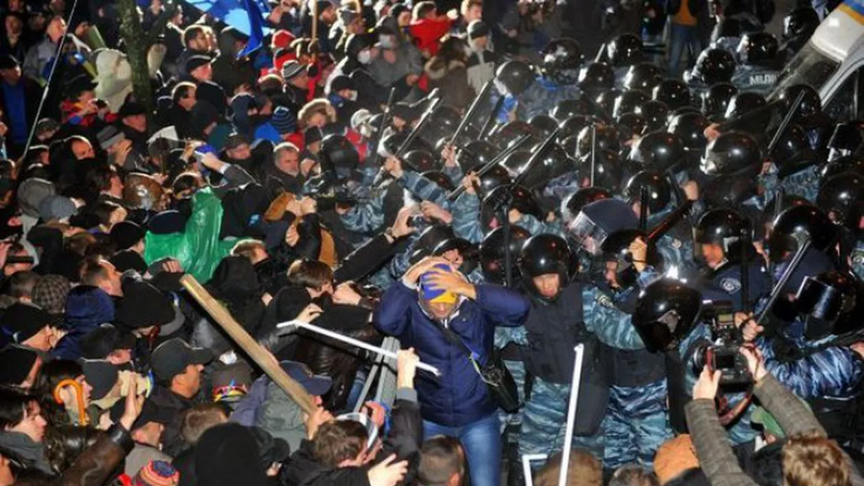 Zeci de mii de oameni protestează la Kiev faţă de agresarea unui lider al opoziţiei