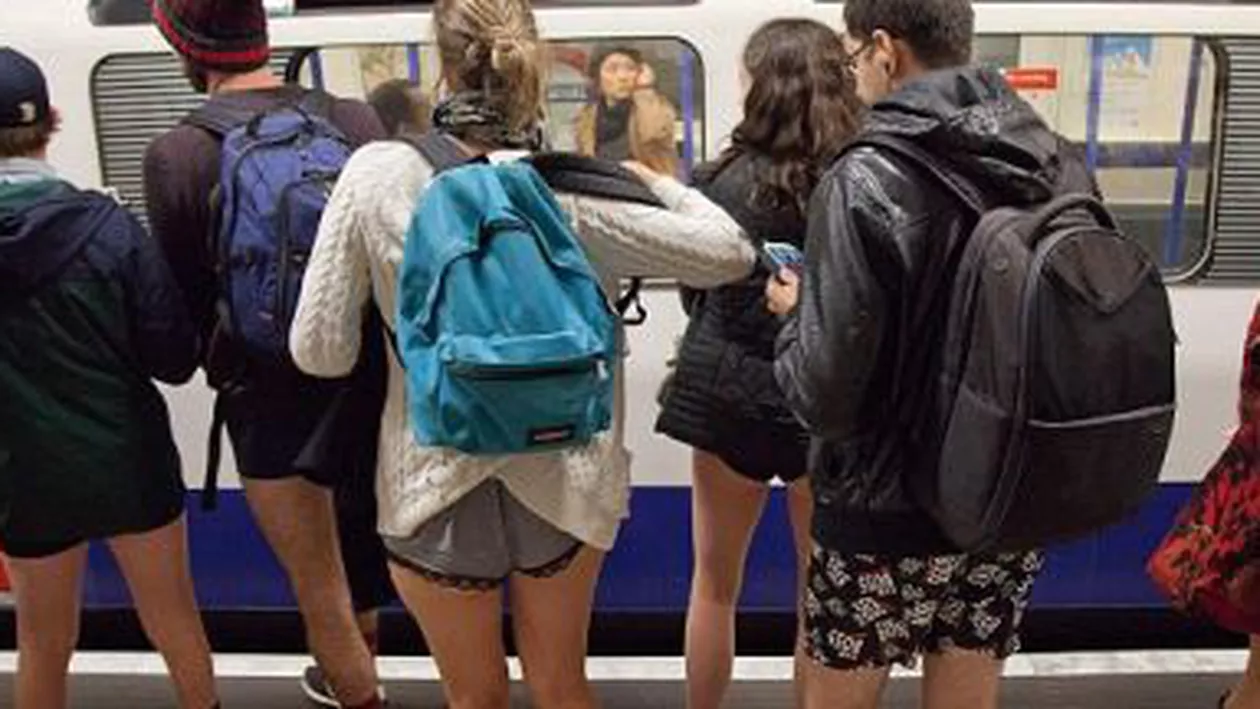 „Ziua fără pantaloni la metrou”, marcată în întreaga lume de mii de persoane în lenjerie intimă (VIDEO)