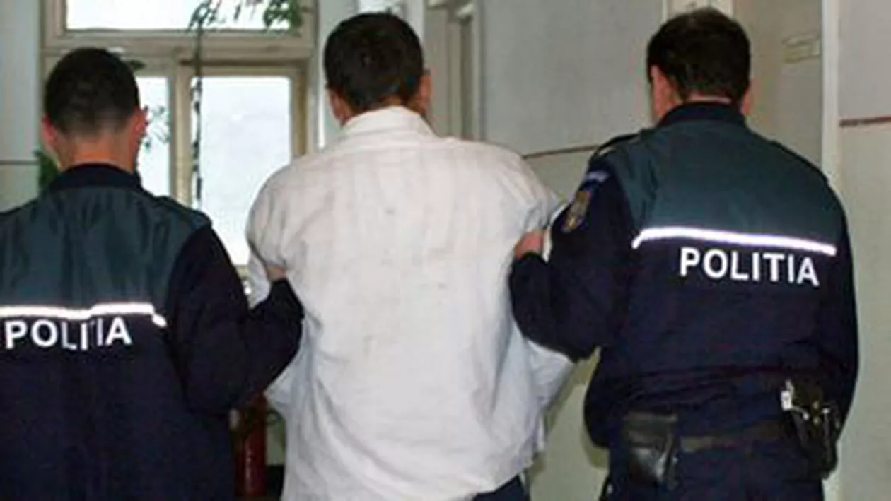 Un bărbat a fost ridicat de polițiști după ce s-a dezbrăcat în fața unor elevi de la Școala 102 din Capitală