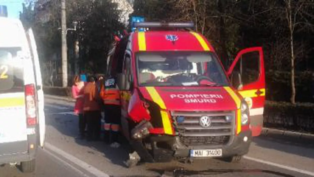 București: Autoutilitară SMURD, lovită de o mașină condusă de un șofer în stare de ebritate